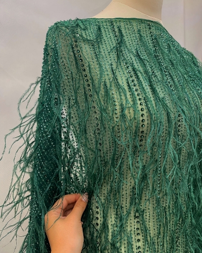 Imagine Broderie cu model liniar cu margele si pene